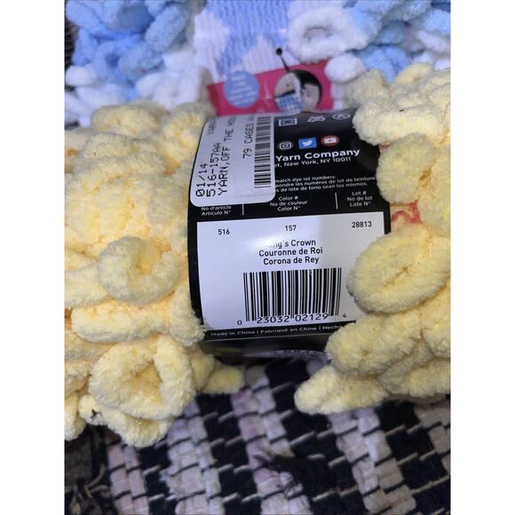 2 Lion Brand Yarns Off The Hook 3.5oz King's Crown Yellow Polyester 157 & Star - Picture 4 of 6